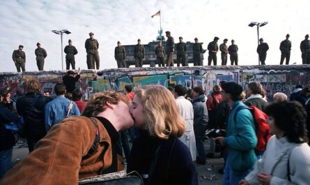 Pareja besándose enfrente del Muro de Berlín antes de su caída, 1989.