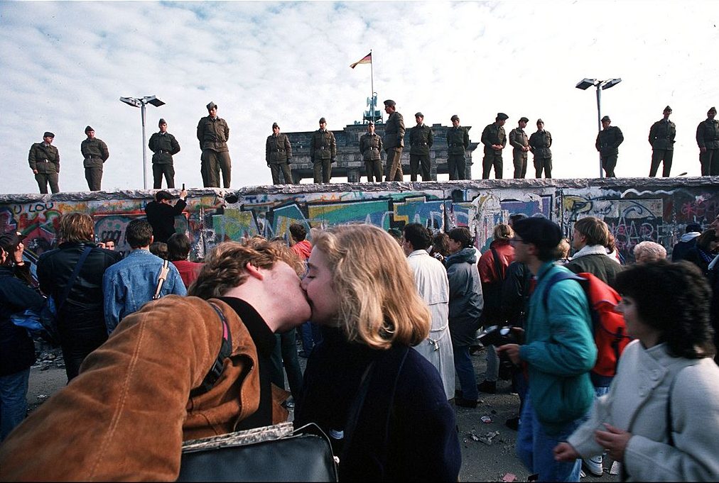 Pareja besándose enfrente del Muro de Berlín antes de su caída, 1989.